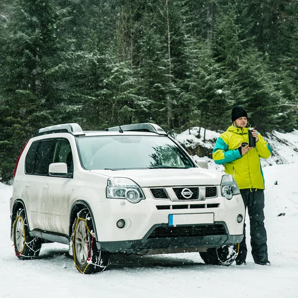 Ember Közelében Suv Lánc Kerekek Egy Kis Szünetet Inni Teát — Stock Fotó