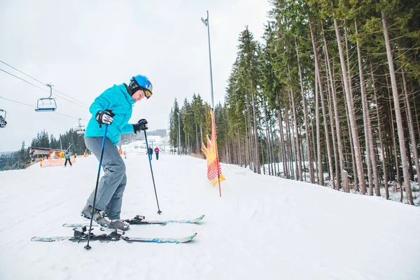 若い成人女性のスキーします 白い雪が降った丘の背景にリフト 冬のスポーツ活動 — ストック写真