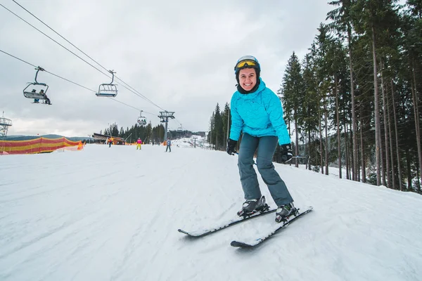 Brede Engel Foto Van Skiën Lachende Jonge Volwassen Vrouw Heffen — Stockfoto