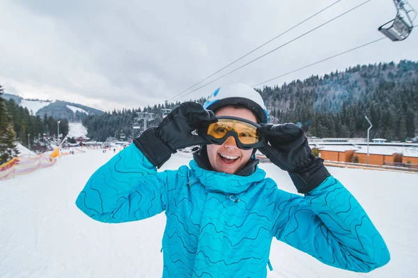 Kayak ekipmanları genç gülümseyen kadın portresi. kış spor aktivitesi. Eğleniyor