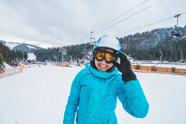 Retrato Jovem Mulher Sorridente Equipamento Esqui Actividade Desportiva Inverno Divertindo — Fotografia de Stock