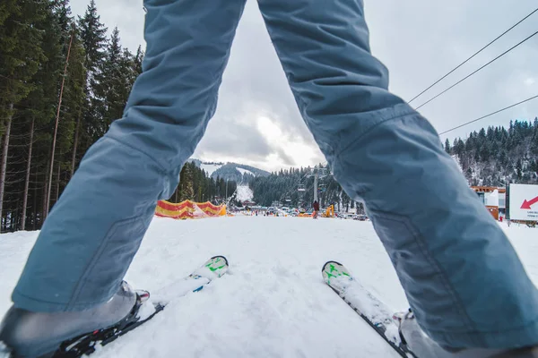 滑雪道之间的两腿近距离 冬季运动活动 寒冷的雪天气 — 图库照片