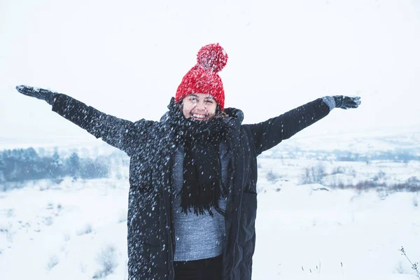 Sorrindo Jovem Mulher Adulta Chapéu Vermelho Brincando Com Neve Livre — Fotografia de Stock