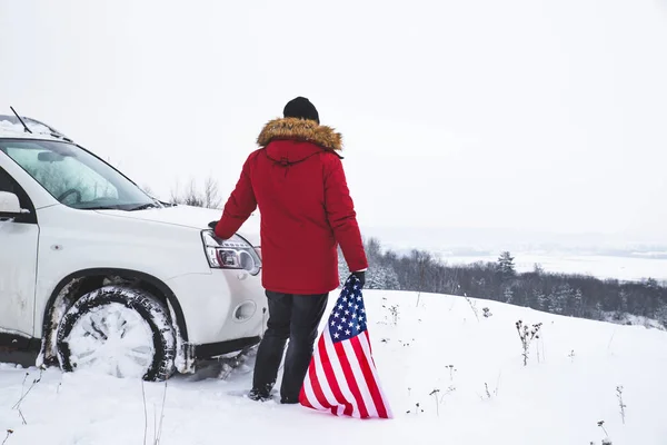 Férfi Áll Hegy Tetején Amerikai Zászlóval Kezében Közel Suv Autó — Stock Fotó
