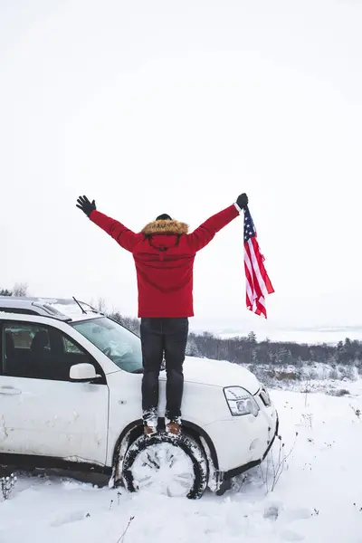 Άνθρωπος Στέκεται Στην Κορυφή Του Λόφου Σημαία Ηπα Στα Χέρια — Φωτογραφία Αρχείου