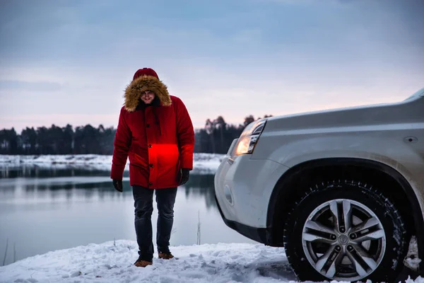 Περπάτημα Άνθρωπος Του Αυτοκινήτου Χειμώνα Λίμνη Στο Παρασκήνιο Τρόπος Ζωής — Φωτογραφία Αρχείου