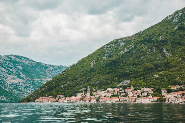 Vista Del Paisaje Bahía Montenegro Tiempo Nublado Mar Con Montañas — Foto de Stock