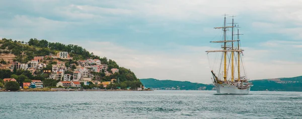 Velero Mar Con Hermosa Vista Las Montañas Fondo Hora Verano — Foto de Stock