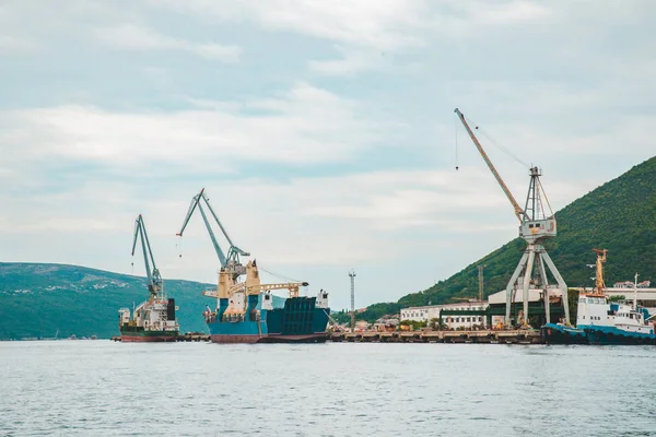 Puerto Montenegro Barcos Cargando Con Mercancías Montañas Fondo — Foto de Stock
