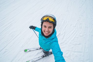 Genç kadın selfie kayak yaparken yapma güzel.