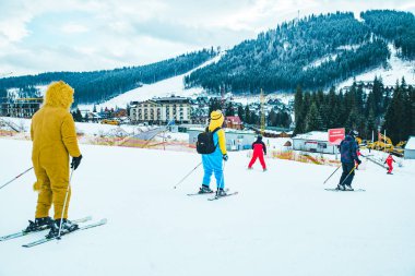 Bukovel, Ukrayna - 9 Aralık 2018: insanlar kayak. kış tatili
