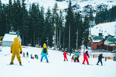 Bukovel, Ukrayna - 9 Aralık 2018: insanlar kayak. kış tatili