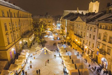Lviv, Ukrayna - 15 Aralık 2018: kare eski Avrupa şehri festivalinde Noel üzerinde havadan görünümü