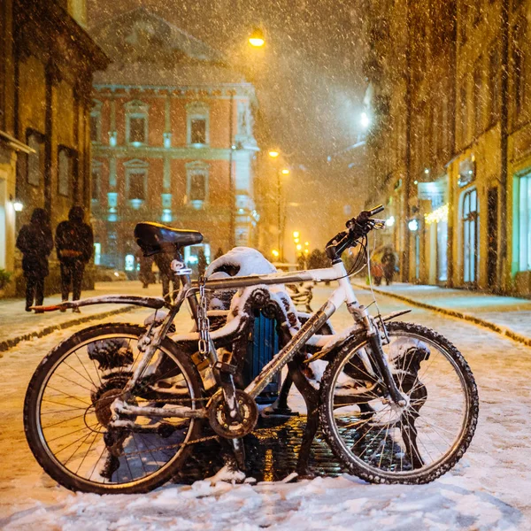 Bicicleta Aparcada Cerca Playa Por Noche Tormenta Nieve Estilo Vida — Foto de Stock