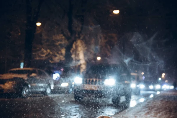 道路城市交通在冬季雪灾之夜 — 图库照片