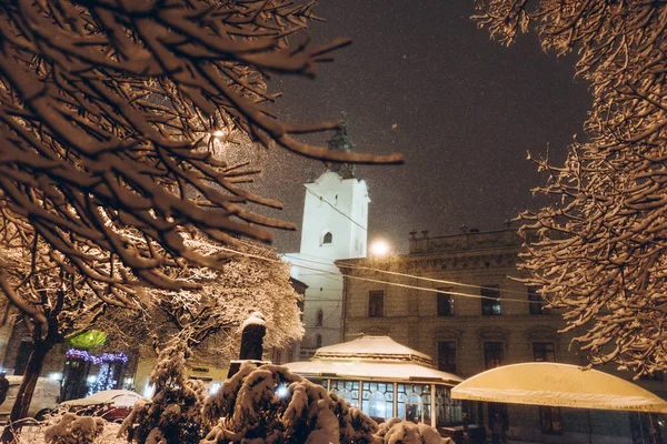 突出的教堂塔在夜间在冬季雪灾 城市景观 — 图库照片