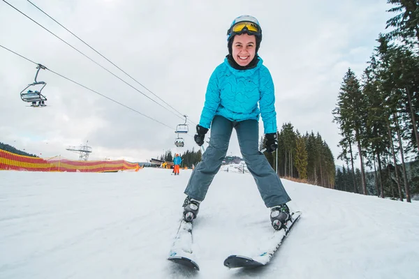 Anioł szeroki obraz narciarstwo młoda kobieta dorosłych — Zdjęcie stockowe