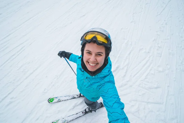 Jeune jolie femme faire selfie tout en ski . — Photo