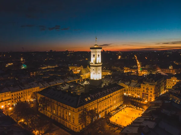 Kış zamanında gün batımında Avrupa şehir merkezinde inşa sermaye havadan görünümü