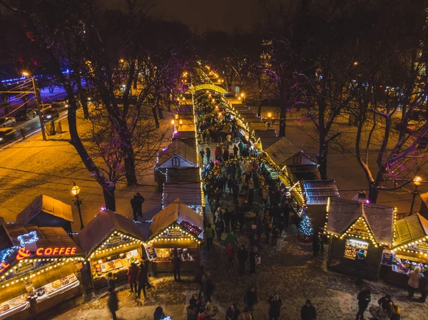 Letecký pohled staré náměstí s Vánoční festival. — Stock fotografie