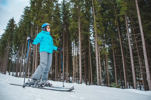 Jovem Mulher Adulta Esquiando Actividade Desportiva Inverno Espaço Cópia — Fotografia de Stock