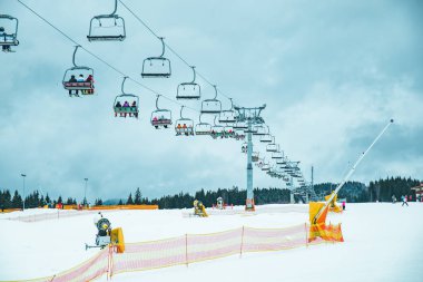Teleferik gökyüzü arka plan üzerine kapatın. Kış etkinliği