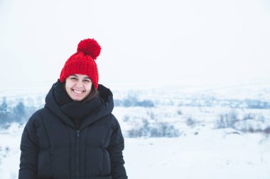 Genç Yetişkin kadın portre kış döneminde