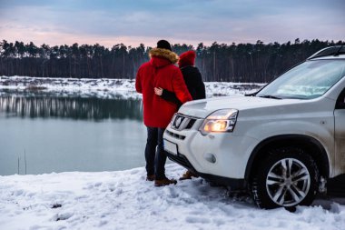 ayakta suv riverside adlı yakınındaki bir manzarayı kış döneminde kaç. kar manzara
