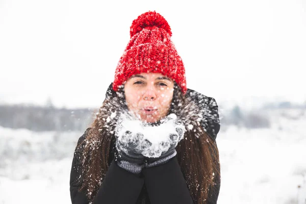 Улыбающаяся Женщина Красной Шляпе Бубочкой Держащей Снег Руках — стоковое фото