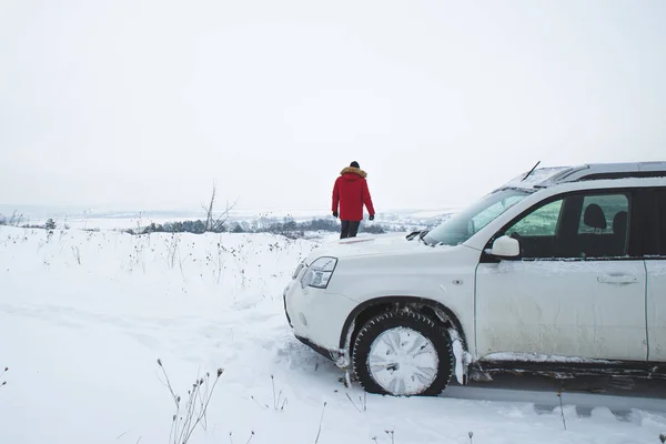 Από Αυτοκίνητο Οδικό Ταξίδι Άνθρωπος Στέκεται Και Αναζητούν Την Προβολή — Φωτογραφία Αρχείου