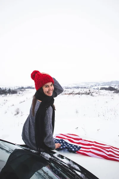 Joven Viajera Adulta Sentada Capucha Camioneta Con Bandera Viajes Coche —  Fotos de Stock