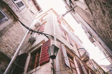 kotor tuğla binalar ile dar sokaklarında. Karadağ