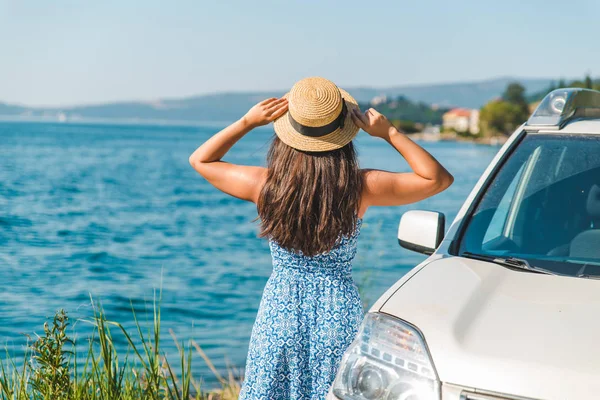 Frau Blauem Kleid Steht Neben Weißem Auto Meer Mit Wunderschönem — Stockfoto