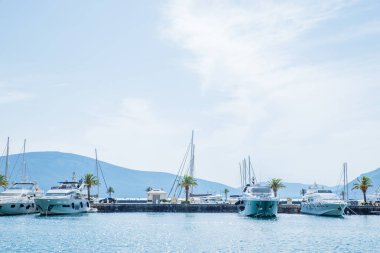 Karadağ defne yatlar. arka planda dağlar. güzellik manzara