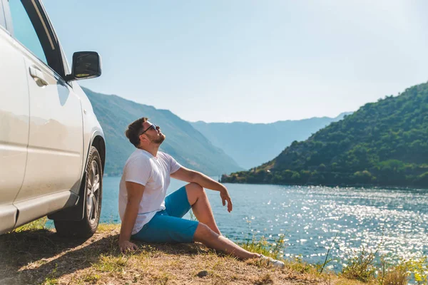 Mladý Muž Sedí Poblíž Suv Auto Moře Krásným Výhledem Moře — Stock fotografie