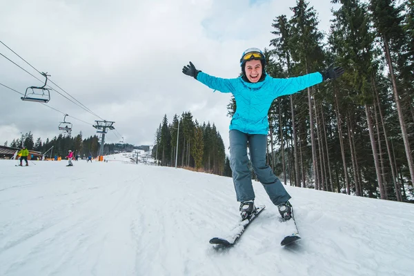 广泛的天使图片滑雪微笑的年轻成年妇女 在背景上的提升 — 图库照片