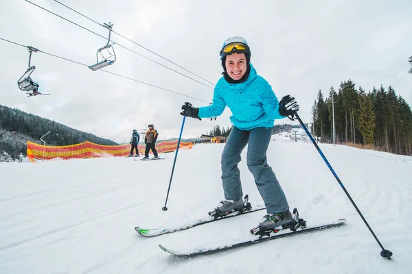 geniş melek resmi Kayak gülümseyen Genç Yetişkin kadın. arka plan üzerinde Asansör