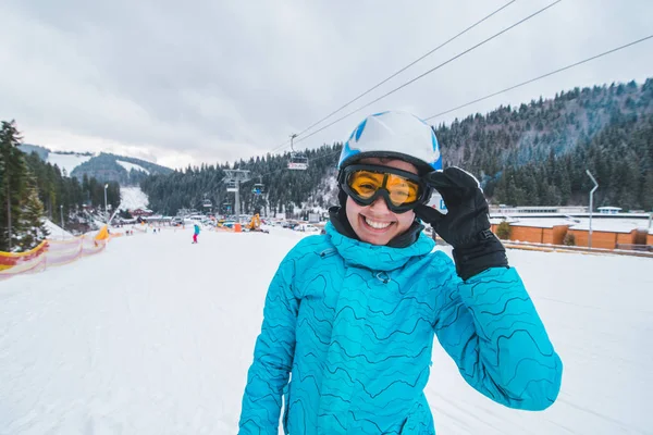 Retrato Jovem Mulher Sorridente Equipamento Esqui Actividade Desportiva Inverno Divertindo — Fotografia de Stock