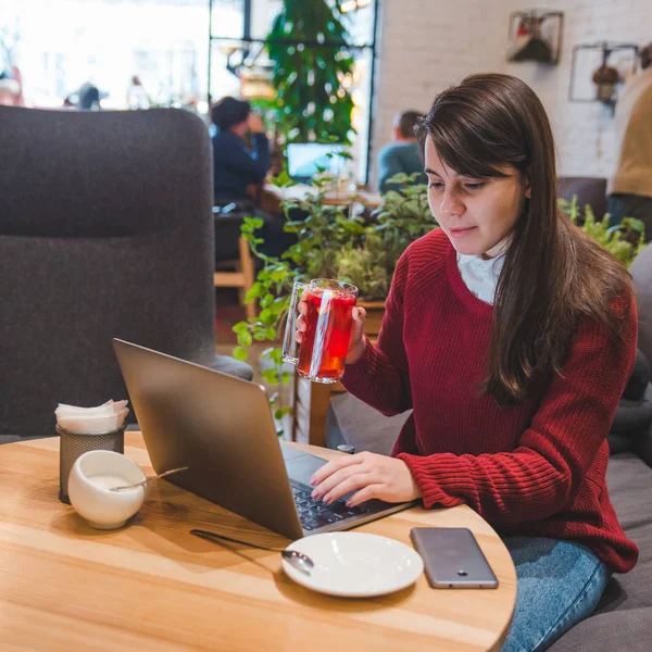 Young Adult Woman Working Laptop Cafe While Drinking Cup Fruit — Stock Photo, Image