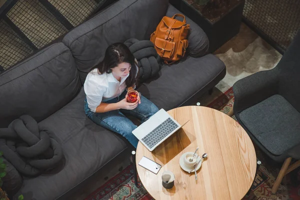 Kobieta Siedzi Kawiarni Przy Użyciu Laptopa Picie Herbaty Biały Ekran — Zdjęcie stockowe