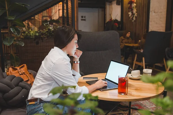 Kafede Dizüstü Bilgisayarda Çalışan Kadın Beyaz Ekran Kopya Alanı Çay — Stok fotoğraf
