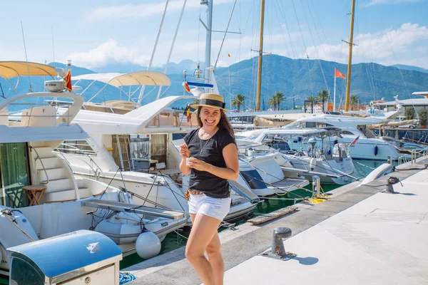 年轻漂亮的女人在炎热的夏日吃冰淇淋 游艇的背景 夏季时间概念 — 图库照片