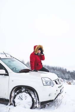 Araba hood kış alanlarının güzel manzaralı oturan adam gezgin. yaşam tarzı