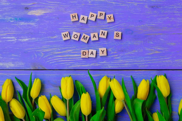 Tekst Van Dag Van Gelukkige Vrouw Tulpen Overhead Paarse Houten — Stockfoto