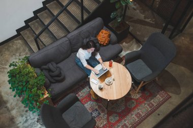 çay içme dizüstü kullanarak kafede oturan kadın. beyaz ekran. kopya alanı. yaşam tarzı