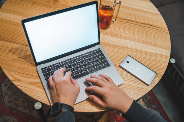 вид сверху руки человека на ноутбуке белый экран копирования пространства
