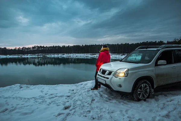 Homme Près Voiture 4X4 Heure Hiver Lac Avec Forêt Sur — Photo