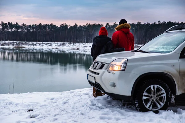 Pár Stojící Poblíž Suv Riverside Zimním Období Užívat Výhledu Zasněžované — Stock fotografie