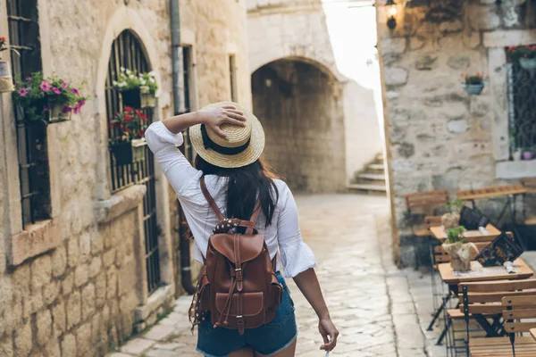 Kvinnan Promenader Genom Trånga Gatorna Kotor Montenegro — Stockfoto