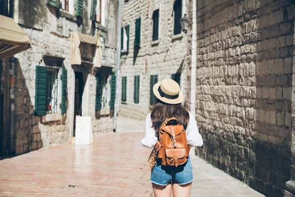 Wanita Yang Berjalan Kota Kotor Hari Yang Cerah Tampilkan Dari — Stok Foto